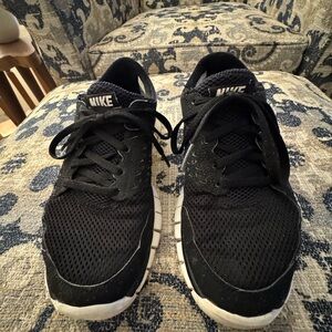 Nike Women’s Black Mesh Sneakers